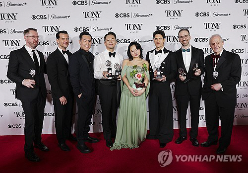 박천휴 작가, 윌 애런슨 작곡가, 배우 대런 크리스 등 뮤지컬 '어쩌면 해피엔딩' 제작진과 창작진들이 8일(현지시간) 미국 뉴욕에서 열린 제78회 토니상 수상식에서 뮤지컬 작품상을 수상한 뒤 포즈를 취하고 있다. 로이텨=연합뉴스